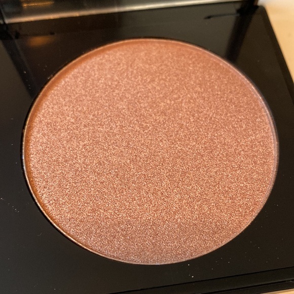 Laritzy Cosmetics Luxe Powder Pressed Highlighter in Warm Rose - Picture 6 of 6